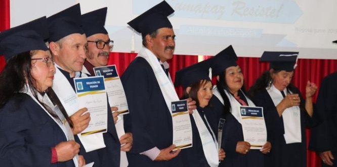 Habitantes de Sumapaz recibiendo su diploma